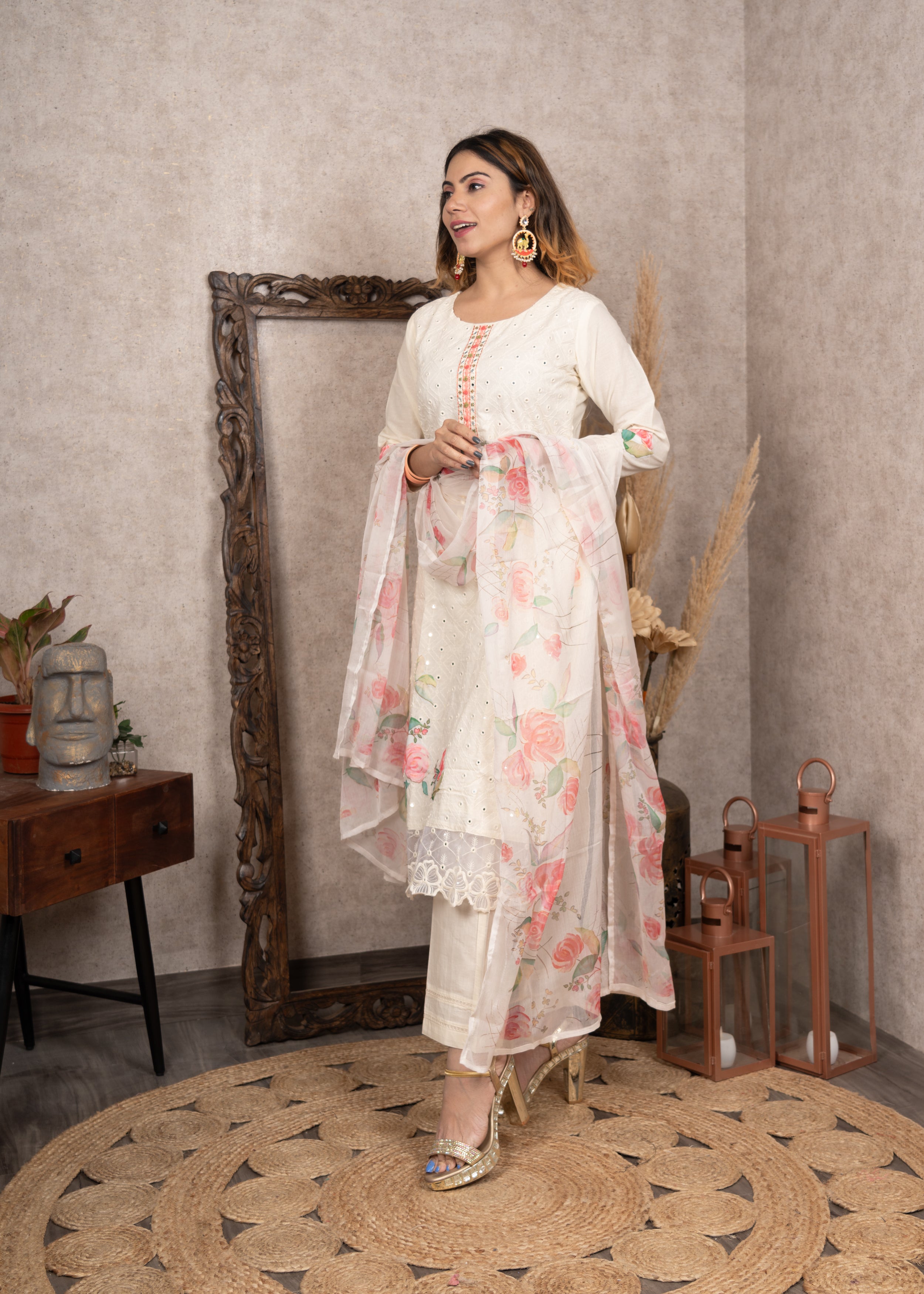 Cream floral embroidery straight suit