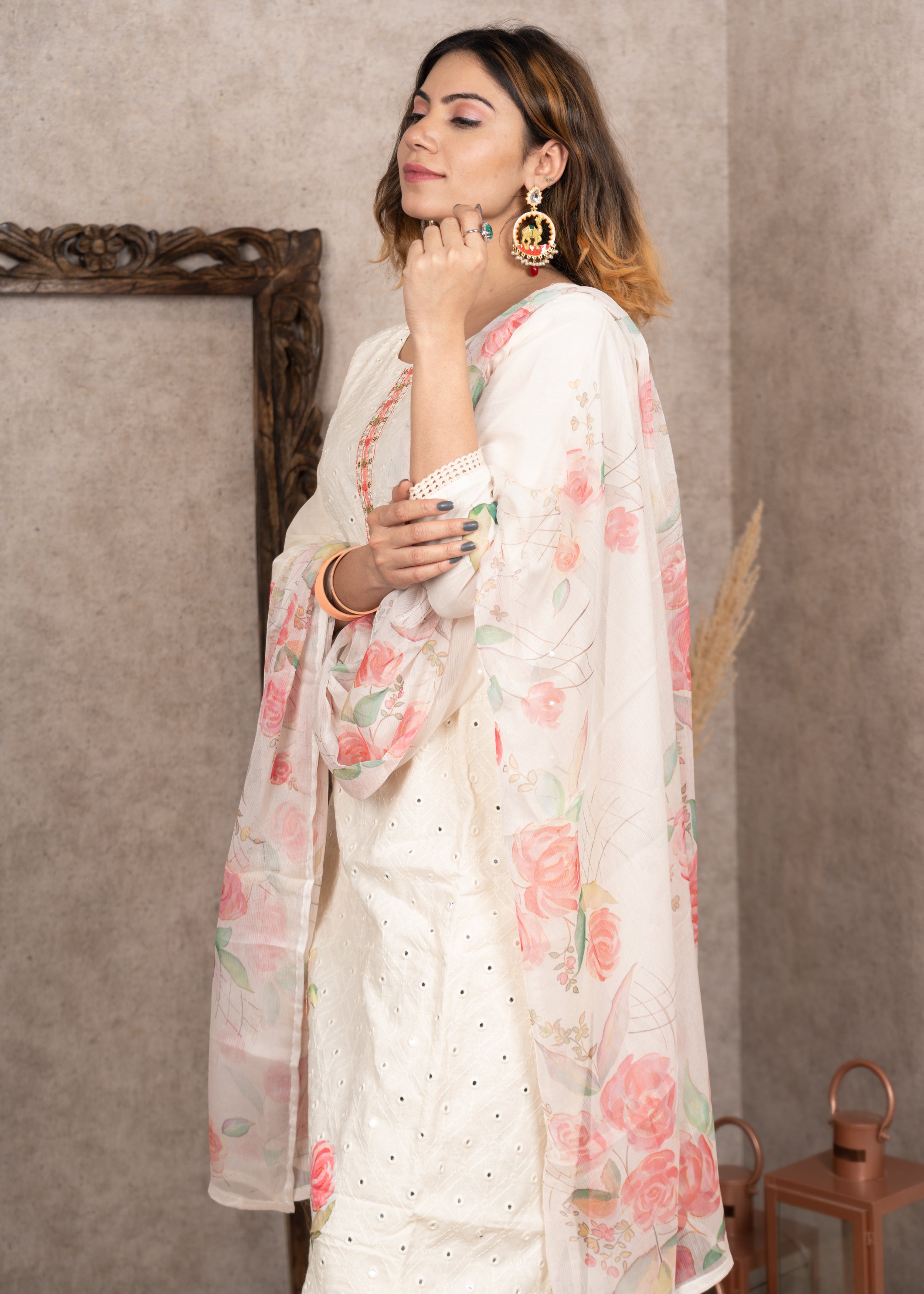 Cream floral embroidery straight suit